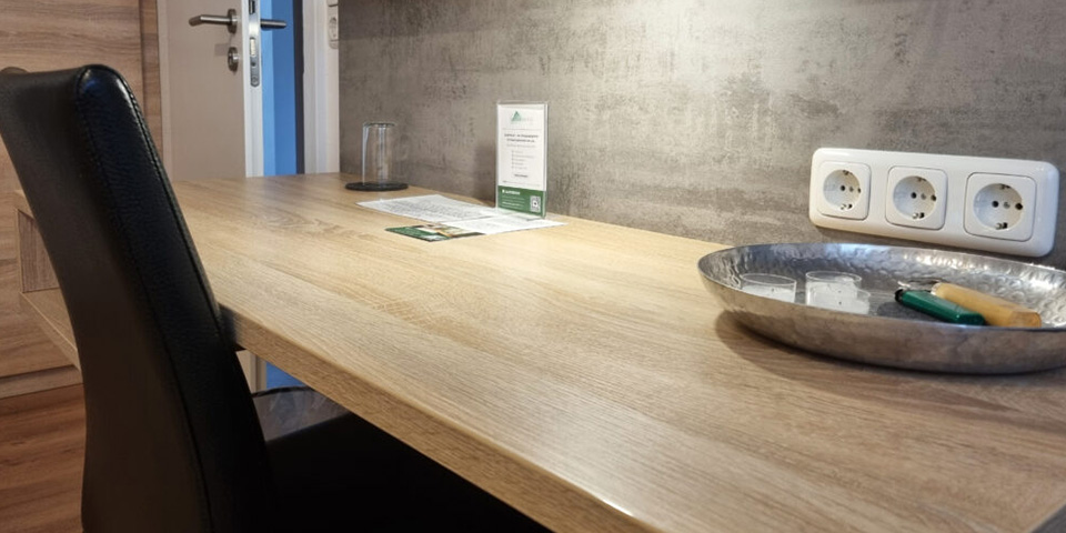 Einzelzimmer mit Schreibtisch